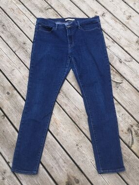 Levi's slimming skinny jeans